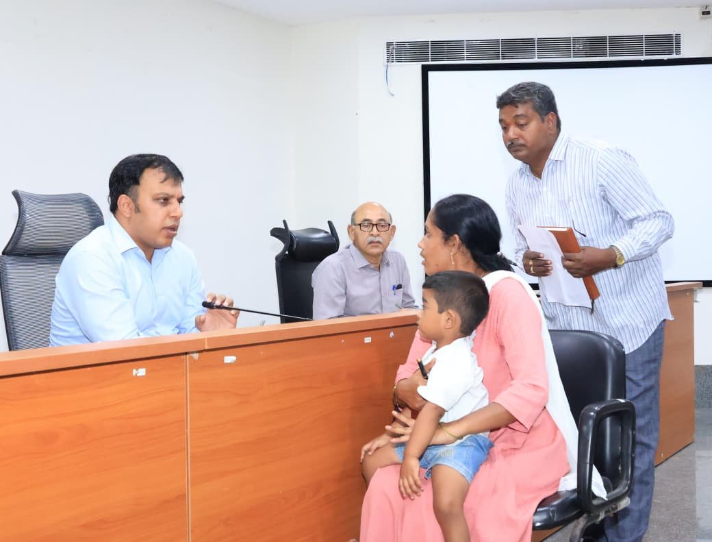 ప్ర‌జావాణి అర్జీలకు అధిక ప్రాధాన్యత ఇవ్వాలి   జిల్లా క‌లెక్ట‌ర్ సందీప్ కుమార్ ఝా 